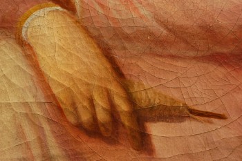 Holzspindel in Hand der Lilienmadonna Holzspindel in Hand der Lilienmadonna