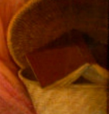 Weidenkorb mit aufgelegtem Buch Weidenkorb mit aufgelegtem Buch