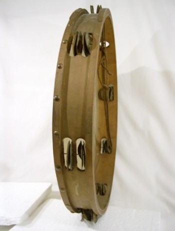Tambourin mit den für das Instrument klassischen Schellen Tambourin mit den für das Instrument klassischen Schellen